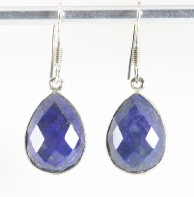 Druppelvormige zilveren oorbellen met gefacetteerde lapis lazuli