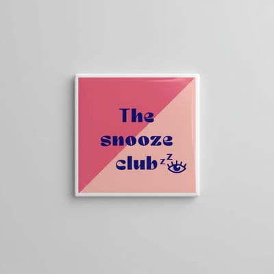 Keramische Tegel “The Snooze Club” – Moderne Quote Wanddecoratie voor Slaapliefhebbers – 15 x 15 cm