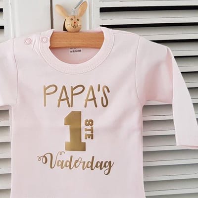 Baby Rompertje met tekst roze meisje cadeau eerste vaderdag voor de allerliefste papa| papa's eerste vaderdag | lange mouw | roze goud | maat 74-80 bekendmaking zwangerschap aanstaande baby