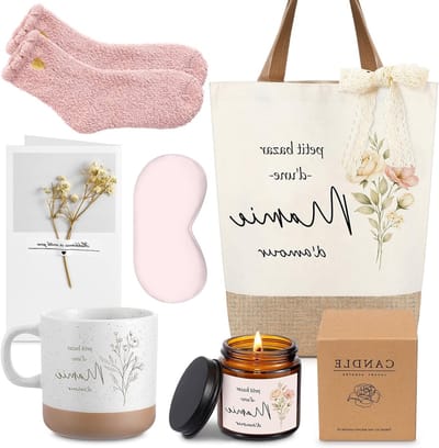 Jute en Katoenen Cadeauset voor Oma met Winkelmand, Bloemige Mok, Geurkaars, Sokken, Oogmasker en Wenskaart met Gedroogde Bloemen