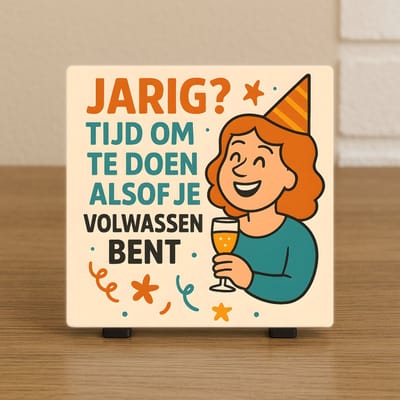Wenstegeltje Jarig – Tijd om te Doen Alsof je Volwassen Bent – Verjaardagscadeau – Stijlvolle Woondecoratie met Boodschap – Trendy nu– Hip trendy tegeltje – Cadeau – Zomaar – Decoratief Tegeltje met Standaard – Cadeau Idee