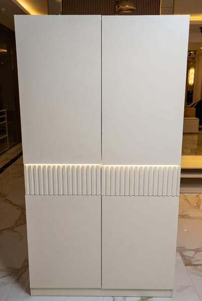 SQUAREA Luxe Design Kledingkast met LED Verlichting & Lamellen Front – 2 Deuren – Mauvella Eiken/Zand – 95,3 x 146,7 x 41,5 cm – House&Garden