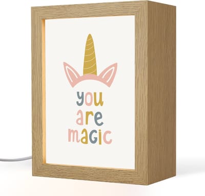 Nachtlampje 15x20 cm - Kinder lampje - Eenhoorn - Quote - Roze - 'You are magic' - Tafellamp kinderkamer - Slaapkamer lamp - Bedlamp kinderen - Kinderlampje stopcontact - Wandlamp babykamer - Nachtlampjes