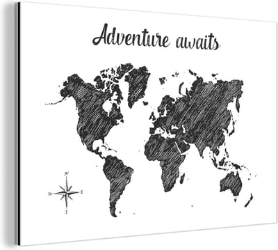 Aluminium schilderij 150x100 cm - Wanddecoratie metaal - Wereldkaart - Quote - Adventure Awaits - Metalen muurdecoratie woonkamer - Decoratie industrieel - Foto op dibond - Industriële accessoires slaapkamer