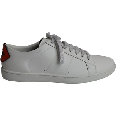 Saint Laurent Lips Classic Court Sneakers in Wit Leer
