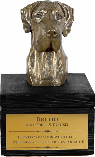 Urn met gravure en hondensculptuur van een Deense Dog