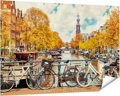 Gards Tuinposter Amsterdamse Brug bij een Brug met Fietsen - 150x100 cm - Tuindoek - Tuindecoratie - Wanddecoratie buiten - Tuinschilderij