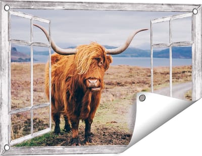 Gards Tuinposter Doorkijk Schotse Hooglander Koe op de Weg - 60x40 cm - Tuindoek - Tuindecoratie - Wanddecoratie buiten - Tuinschilderij