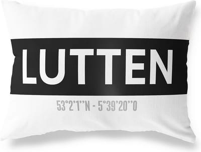 Tuinkussen LUTTEN - OVERIJSSEL met coördinaten - Buitenkussen - Bootkussen - Weerbestendig - Jouw Plaats - Studio216 - Modern - Zwart-Wit - 50x30cm