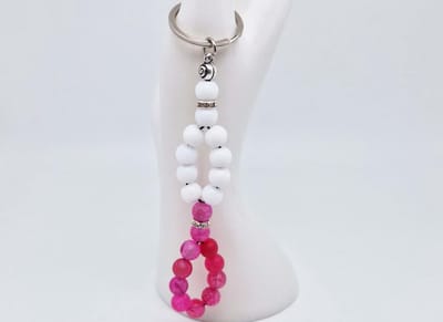 Handgemaakte Vis sleutelhanger van natuursteen " Witte Agaat- Banded Agaat Magenta Roze" en metaal - diameter kralen 8mm - Aantal stenen21- Een mooi cadeau-idee en een bijzonder aandenken