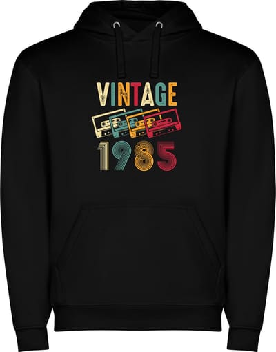 Zwarte unisex hoodie met “ Kleurrijke Vintage 1985 – Leeftijd – Verjaardag – Humor – Cassettebandje “ Print Full Color Color merk Roly maat S