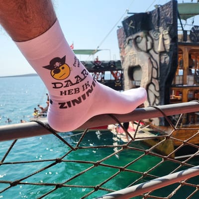 Zininin - Boot Sokken - Bootje varen - Verjaardags cadeau vrouw en man - vrolijke sokken - Valentijns cadeau - Vissersbootje - grappige sokken - leuke dames en heren sokken - moederdag - vaderdag - Sokken waar je vrolijk van wordt - Maat 37-44