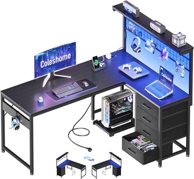 Gaming Hoekbureau L-vorm 130×100 cm – LED-verlichting, 2× Stopcontact & 2× USB, Omkeerbaar Ontwerp – Met 4 Laden, Bovenplank met Pegboard, CPU-houder & Hoofdtelefoonhaak – Koolstofvezel Look, Zwart