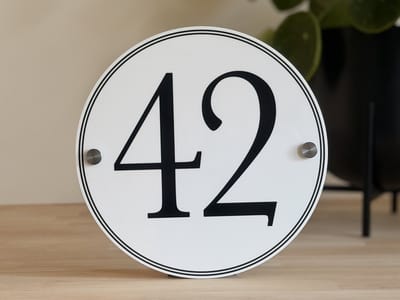 Huisnummerbord | Rond | 20cm | Wit | Plexiglas | Huisnummer | Naambord | Strak | RVS afstandhouders