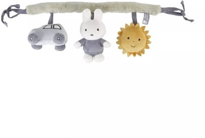 Nijntje Wagenspanner – Miffy - Zachte speelgoedhanger met Nijntje, auto & zon – Stimuleert zintuigen en motoriek – Makkelijk te bevestigen aan kinderwagen of maxicosi – Ideaal voor onderweg – Vanaf geboorte – Speelplezier voor baby’s