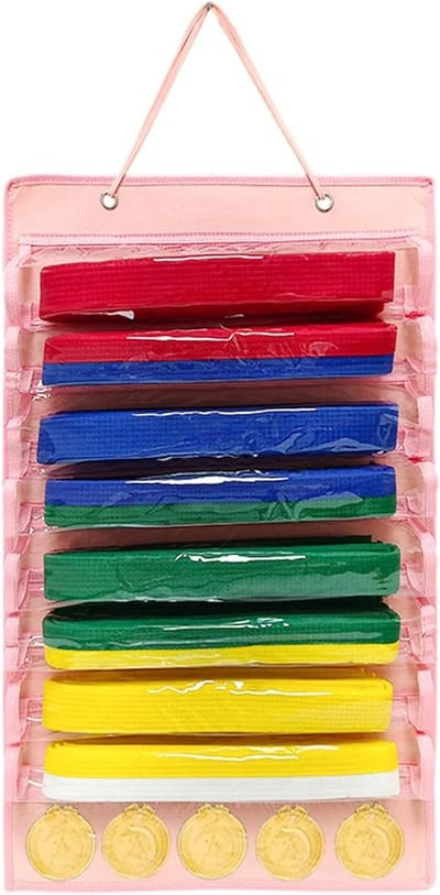 Karatebanden Organizer, Opbergdoos voor Martial Arts, Stofdichte Tas voor Taekwondo Medailles en Bandjes, Ideaal voor Sporters en Trainingsaccessoires (Roze)
