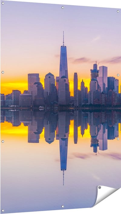 Gards Tuinposter New York Skyline bij Zonsopgang - 100x150 cm - Tuindoek - Tuindecoratie - Wanddecoratie buiten - Tuinschilderij