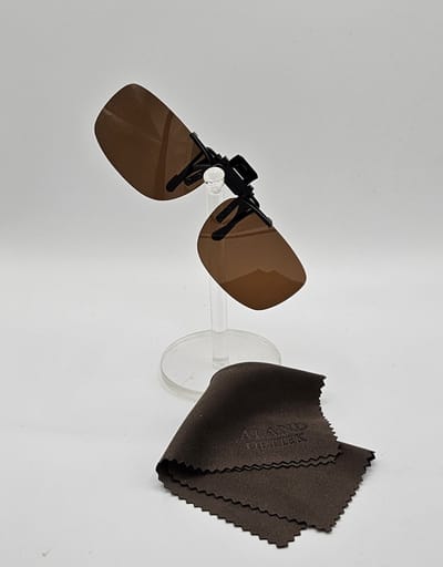 Clip on voor kleine brillen / zonnebril UV400 cat. 3, aluminium voorhanger, brilclip met etui en doekje, voorzetbril, gepolariseerde bruine brilclip / unisex zonnebril / Clip aan / Aland optiek