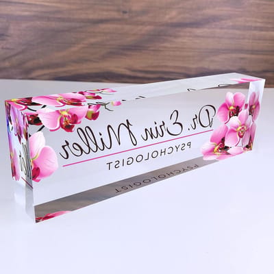 Artblox Kantoorbureau naamplaat gepersonaliseerd | Aangepaste naamplaten voor bureaus | Orchideeën ontwerp op helder acryl glas | Bureau Decor - (8 "x 2.5")