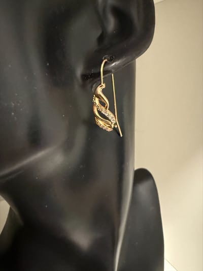 Goudkleurige zirkonia kruis oorbellen | | Make up | Parfum | Moederdag | Verjaardagscadeau| Cadeautje| Valentijnsdag| Kado | sieraden | vaderdag | oorbellen | oorsieraden