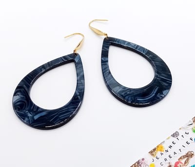 Jeannette-Creatief® - Resin - Druppel Groot - Resin oorbellen - Denim - Oorbellen Dames - Jeans - Denim - Blauwe Oorbellen - Statement Oorbellen - Goud RVS - Donkerblauwe Oorbellen - Grijsblauw - Druppelvormige oorbellen