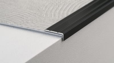 Zelfklevend trapprofiel - trapneus - kleur zwart RAL 9005 - 24,5 x 10 mm - 1,6 mm dikte - lengte 3 meter