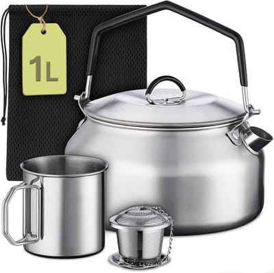 Camping Waterkoker Set 1L Roestvrij Staal – Waterkoker, Beker, Theefilter & Tas – Stapelbaar – Hittebestendige Siliconen Greep – Voor Inductie, Gas & Open Vuur – Vaatwasmachinebestendig
