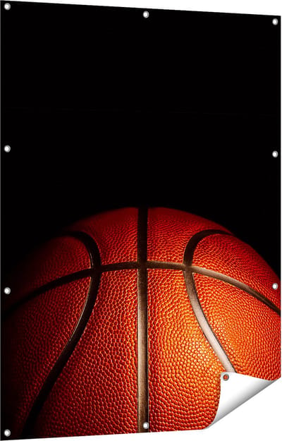 Gards Tuinposter Basketbal op een Zwarte Achtergrond - 90x120 cm - Tuindoek - Tuindecoratie - Wanddecoratie buiten - Tuinschilderij