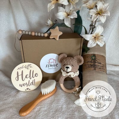 Baby Geboorte Set – Baby Speelgoed – New Born Set – Geschenk Set - Kraamcadeau – Babyshower – Gender Reveal Party - Bijtring – Handgemaakt – Natuurlijke Materialen – Speenkoord - Beer