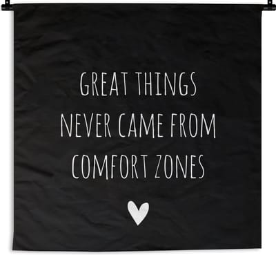 Wandkleed - Wanddoek - Engelse quote "Great things never came from comfort zones" tegen een zwarte achtergrond - 90x90 cm - Wandtapijt