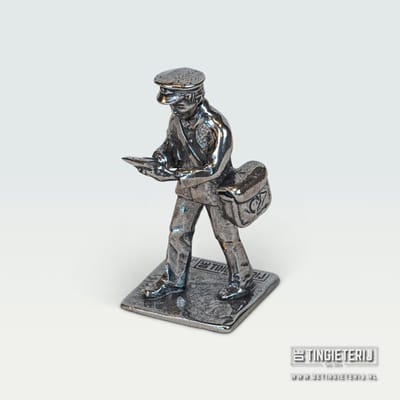 Beeldje Postbode - Jubileum Post - Cadeau postbode - Beroepenbeeldje - Luxe geschenk postbezorger
