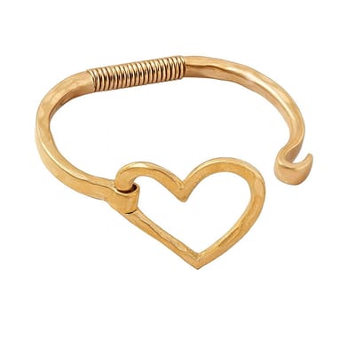 Goudkleurige armband voor dames met groot open hartdesign en gehamerde afwerking – dames armband met scharnierdetail