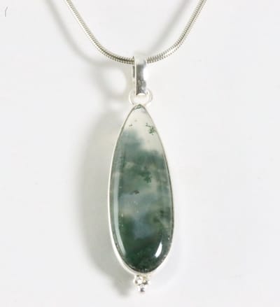 Lange druppelvormige zilveren hanger met mosagaat aan ketting