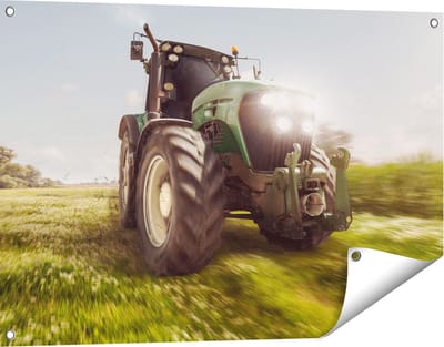Gards Tuinposter Tractor op het Gras - Trekker - 90x60 cm - Tuindoek - Tuindecoratie - Wanddecoratie buiten - Tuinschilderij