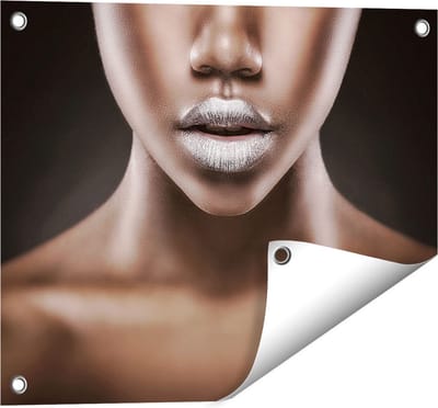 Gards Tuinposter Zilveren Lippen van een Afrikaanse Vrouw - 50x40 cm - Tuindoek - Tuindecoratie - Wanddecoratie buiten - Tuinschilderij