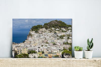 Canvas Schilderij Uitzicht op de huizen van Capri in Italië - 30x20 cm - Wanddecoratie