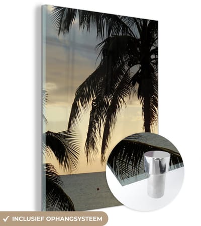 ® Glasschilderij 120x160 cm - Schilderij acrylglas - Silhouetten van palmbomen en een prachtig schip op de achtergrond bij Grand Cayman - Foto op glas - Muurdecoratie woonkamer - Wanddecoratie slaapkamer - Schilderijen