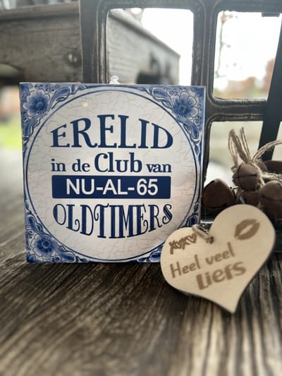 Creaties van Hier - Tegeltje Nu-al-65 met houten hartje - 15 cm – Keramiek