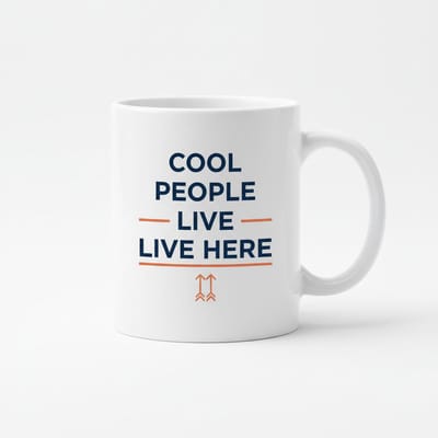 Coole Tekst Koffiemok “Cool People Live Here” – Moderne Woon- & Kantoor Cadeaumok – Keramische Koffiebeker 330 ml