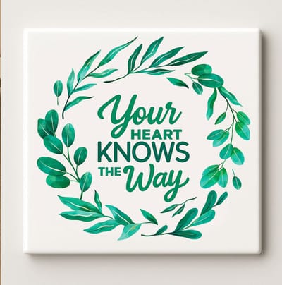 Your Heart Knows the Way Keramische Tegel – 15x15 cm Inspirerende Quote Wandtegel – Elegant Groen Blad Ontwerp & Rustgevende Huisdecoratie