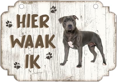 Hier Waak Ik: Engelse Staffordshire Bull Terriër | Waakbord | Spreukenbord | Hondenras | Hond | Betreden op eigen risico | Pas Op Voor De Hond | Deurbordjes | Bewaker Van Dit Huis