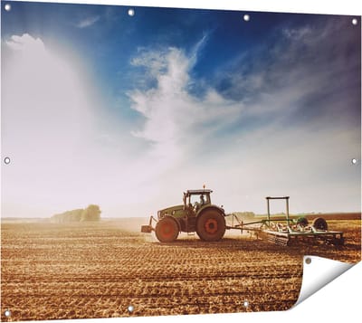 Gards Tuinposter Tractor op het Veld - Trekker - 120x90 cm - Tuindoek - Tuindecoratie - Wanddecoratie buiten - Tuinschilderij
