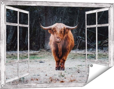 Gards Tuinposter Doorkijk Schotse Hooglander bij het Bos - 90x60 cm - Tuindoek - Tuindecoratie - Wanddecoratie buiten - Tuinschilderij