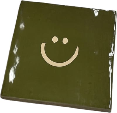 Hippe tegeltje met tekst: Smile Smiley | Olijfgroen met beige | Gepersonaliseerde cadeau | Hippe Spreuktegel | Nieuwe woning cadeau | Housewarming cadeau