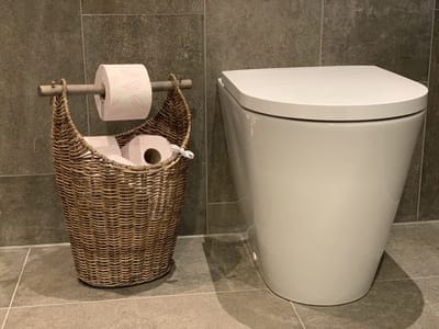 Toiletrolhouder Riet - Rollenmand - Reserverolhouder & Opberger - 38x46 cm - Decoshoppen.nl - Handgemaakt