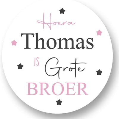 20x Sluitsticker Hoera `Naam` is grote Broer - Roze - 40 mm - Geboorte Sticker - Sluitzegel - Sticker Geboortekaart Jongen - Baby nieuws - Trakteren Broer Zus Basisschool Kinderdagverblijf - Glossy - Sluitzegel - Wensetiket - RoNa Design