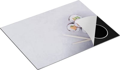 Chefcare Inductie Beschermer Sushi met Stokjes op een Grijze Achtergrond - 70x50 cm - Afdekplaat Inductie - Kookplaat Beschermer - Inductie Mat