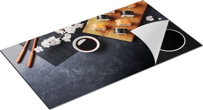 Chefcare Inductie Beschermer Sushi met Soja Saus op een Zwarte Marmeren Plaat - 95x50 cm - Afdekplaat Inductie - Kookplaat Beschermer - Inductie Mat