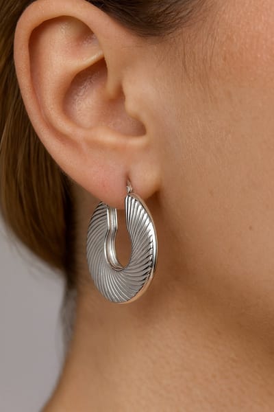 Lundholm Oorbellen Dames Groot – Premium Stainless Steel Jewellery – grote oorringen Zilver kleurige Grote Cut-Out Oorringen creole (4,0 × 4,2 cm) – Waterproof & Hypoallergeen grote oorbellen dames - My Lunet Serie – Inclusief Luxe Geschenkverpakking