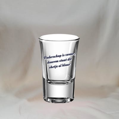 Shotglas Papa – Cadeau voor papa – “Vaderschap Is Zwaar Daarom Staat Dit Shotje Al Klaar” – Vaderdag Cadeau – 50ml